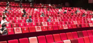 assentos de uma ópera com espaçamento para baixo contato entre pessoas