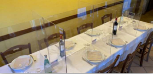 mesa de restaurante com bais separadoras para baixo contato entre pessoas